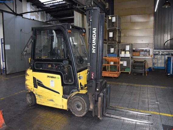 Used Hyundai 30BH-9 Electric Forklift for Sale (Auction Premium) | NetBid Industrial Auctions