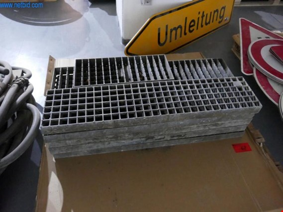 Used 9 Grating floors/steps for Sale (Auction Premium) | NetBid Industrial Auctions