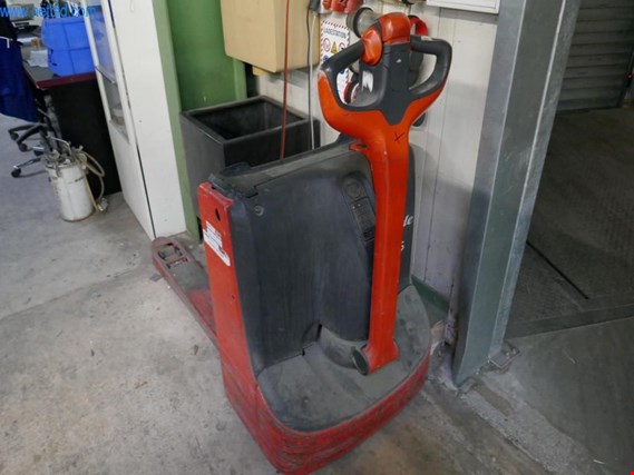Used Linde T16 Electric drawbar low-floor trolley for Sale (Online Auction) | NetBid Industrial Auctions