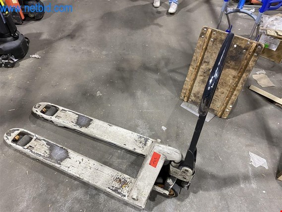 Used Crown Pallet truck for Sale (Auction Premium) | NetBid Industrial Auctions