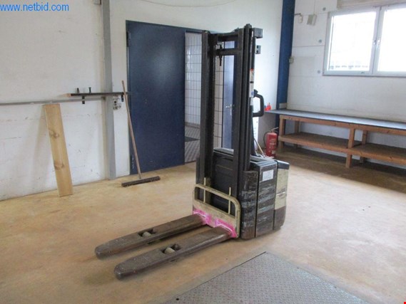 Used Crown WE2000-1,25TL Electric pedestrian pallet truck - surcharge subject to change for Sale (Auction Premium) | NetBid Industrial Auctions
