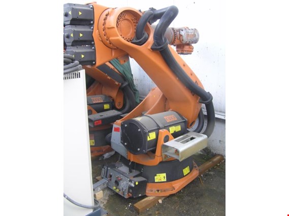 Used KUKA KR 210-2-2000 + KR 210 2 2 industrial robots for Sale (Auction Premium) | NetBid Industrial Auctions