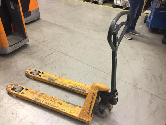 Used Jungheinrich AM22 Pallet Truck for Sale (Trading Premium) | NetBid Industrial Auctions