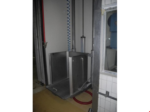 Lichaamsreinigingsstation met pneumatisch platform gebruikt kopen (Trading Premium) | NetBid industriële Veilingen