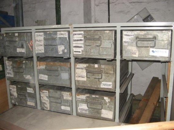 Metal closet with metal boxes (Auction Premium) | NetBid ?eská republika