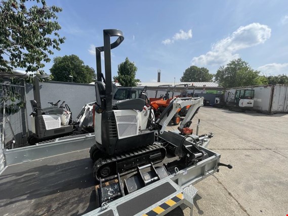 Used Bobcat E10Z Mini excavator with 3 BACKHOE BUCKETS AND HYDRAULIC HAMMER for Sale (Auction Premium) | NetBid Industrial Auctions