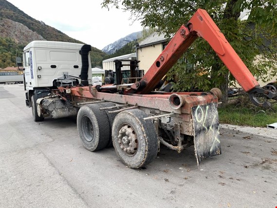 Used Volvo F12 LKW with lifter for Sale (Auction Premium) | NetBid Industrial Auctions