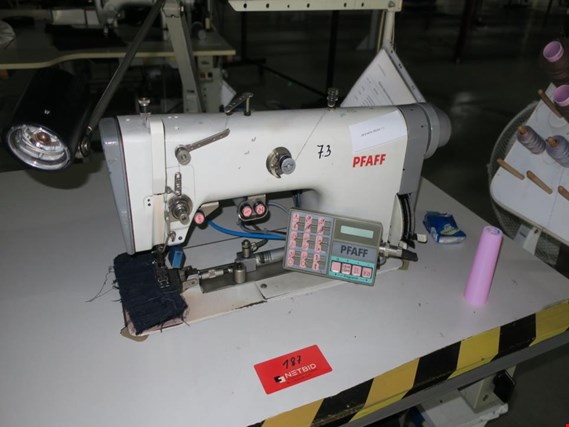 PFAFF 3827-2/24 Speciale machine voor het naaien van schouder- en zijnaden gebruikt kopen (Auction Premium) | NetBid industriële Veilingen