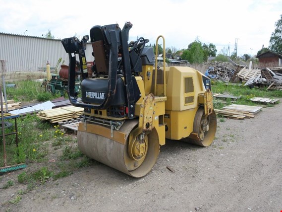 Used Caterpillar CB-24 Vibratory roller for Sale (Auction Premium) | NetBid Industrial Auctions
