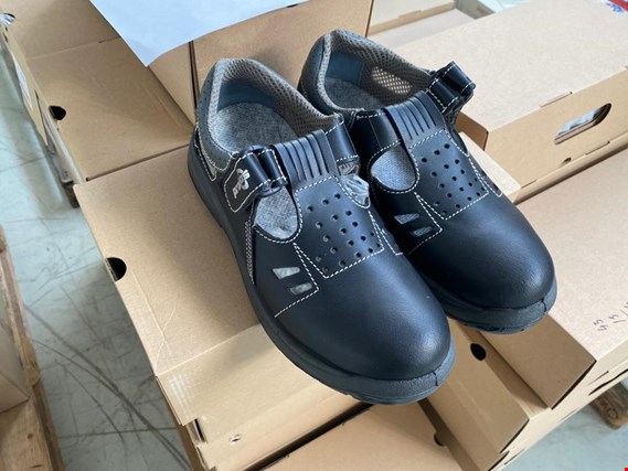 Used Sandál černý starý tip Working shoes - 362 pairs for Sale (Auction Premium) | NetBid Industrial Auctions