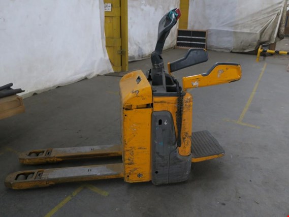 Used JUNGHEINRICH ERE 120 Electric forklift for Sale (Auction Premium) | NetBid Industrial Auctions