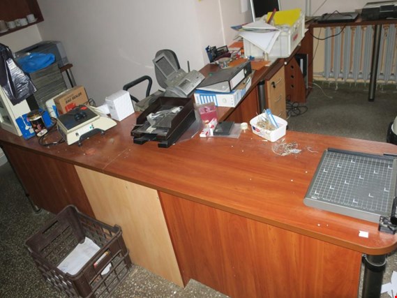 Meble biurowe, 3 biurka, regał, szafka kupisz używany(ą) (Auction Premium) | NetBid Polska