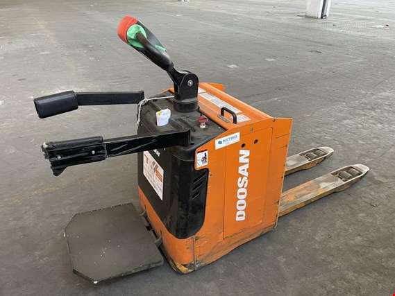 Used Doosan LEDH 20 MP electric order picker pallet truck for Sale (Auction Premium) | NetBid Industrial Auctions